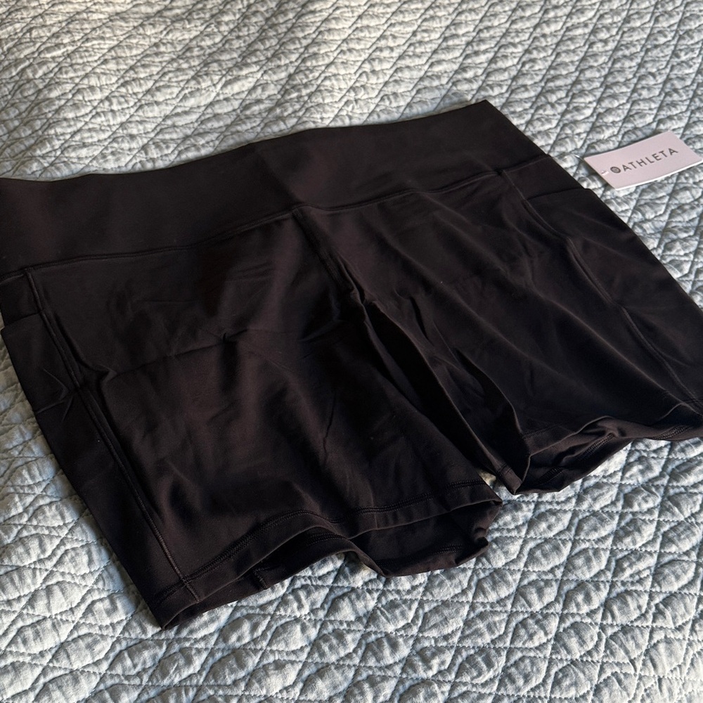 Athleta Salutation Stash 7” Short